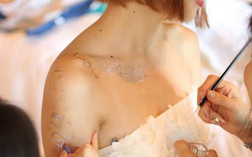 ボディージュエリー施術中の様子