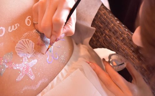 ボディージュエリー施術中の様子